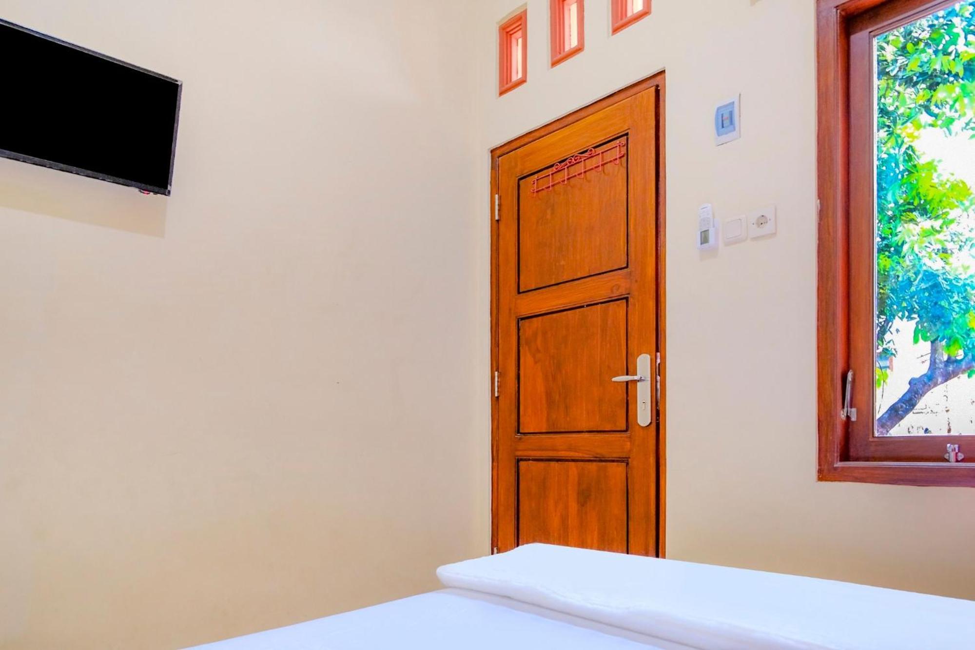 SPOT ON 2826 Panderman Residence Blitar Bagian luar foto