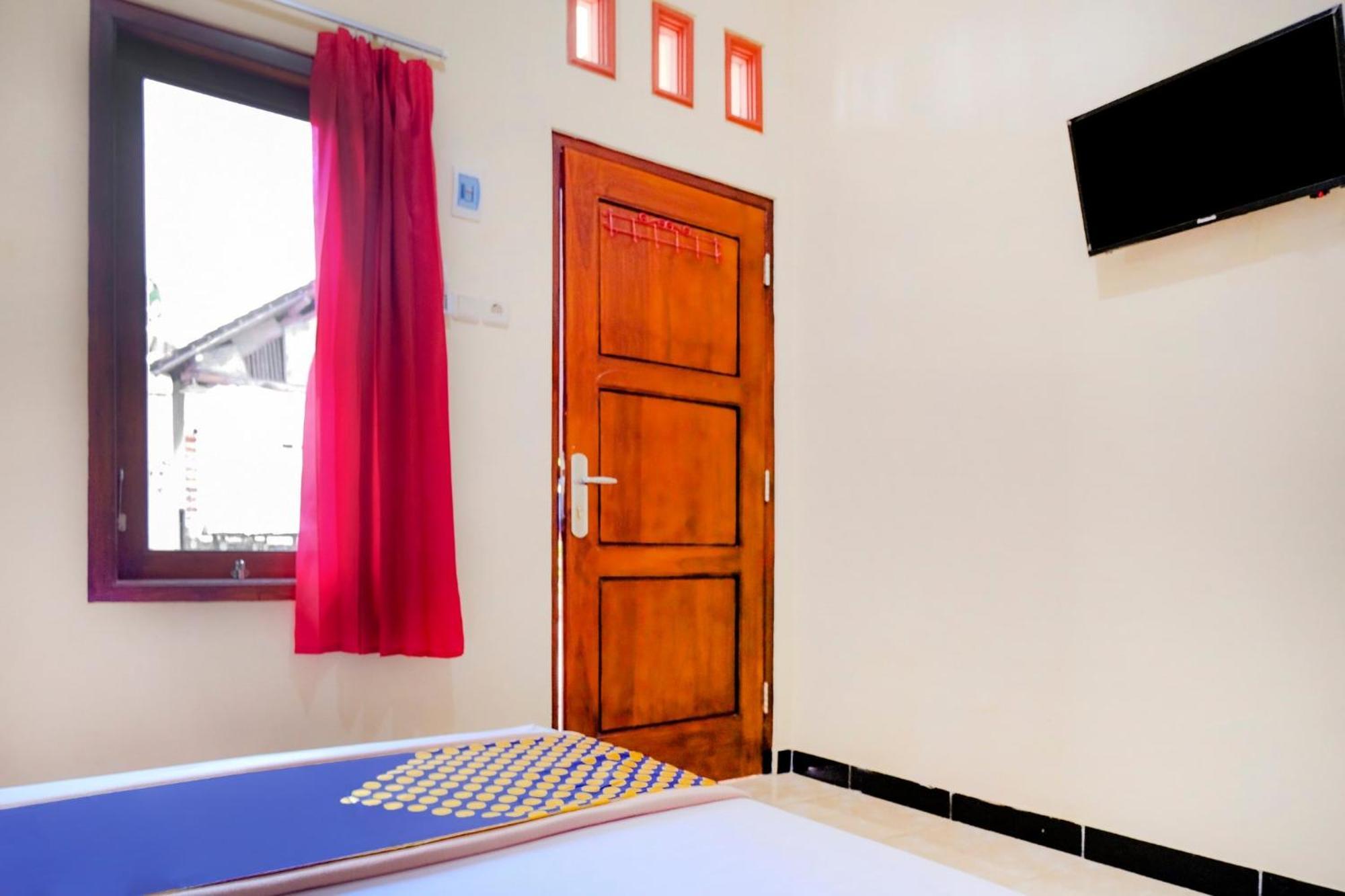 SPOT ON 2826 Panderman Residence Blitar Bagian luar foto