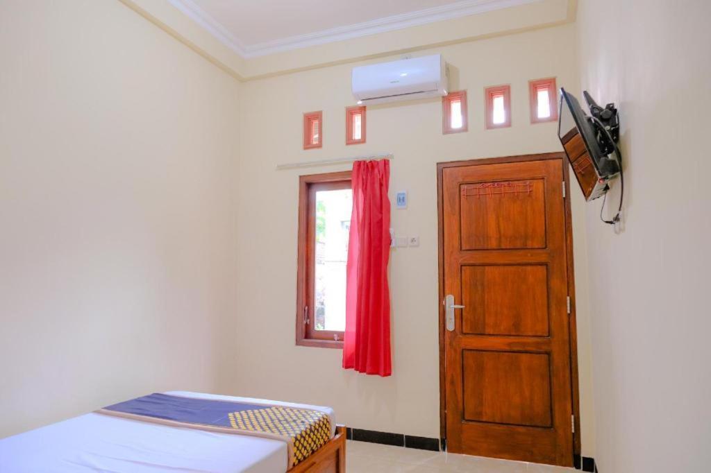 SPOT ON 2826 Panderman Residence Blitar Bagian luar foto