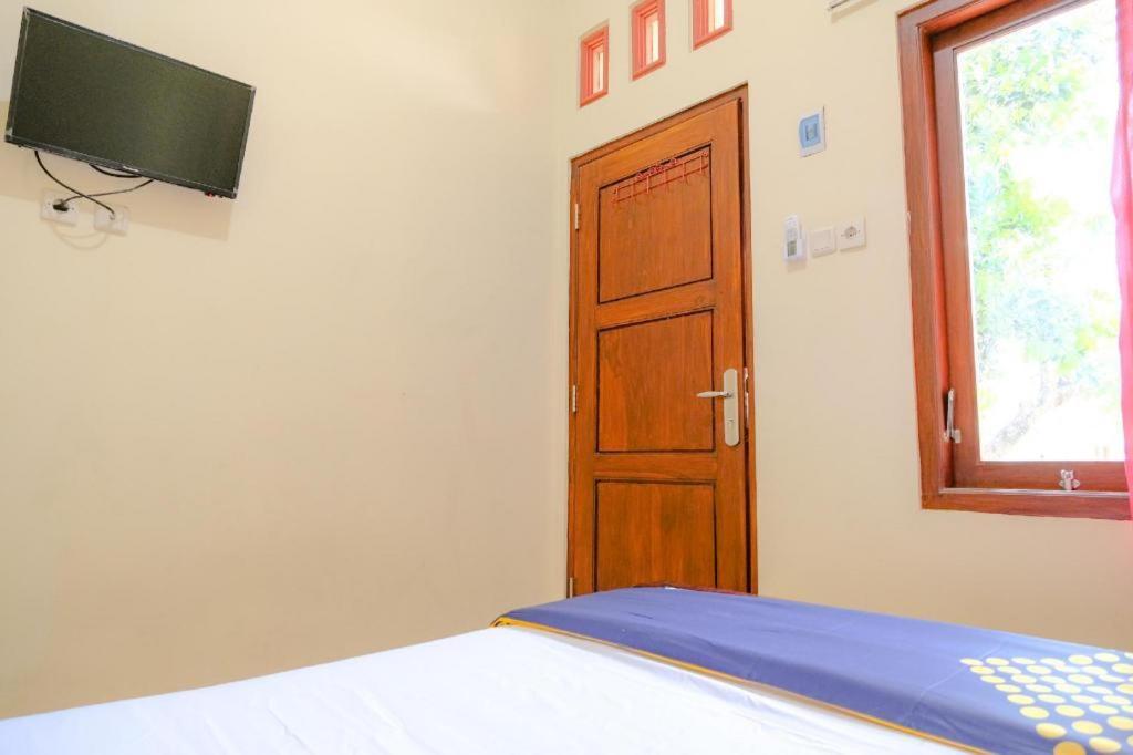 SPOT ON 2826 Panderman Residence Blitar Bagian luar foto