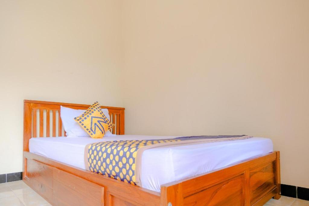 SPOT ON 2826 Panderman Residence Blitar Bagian luar foto