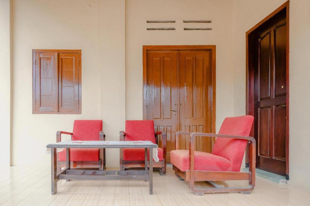 SPOT ON 2826 Panderman Residence Blitar Bagian luar foto