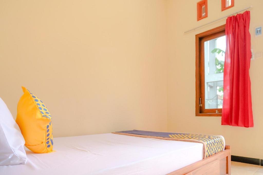 SPOT ON 2826 Panderman Residence Blitar Bagian luar foto