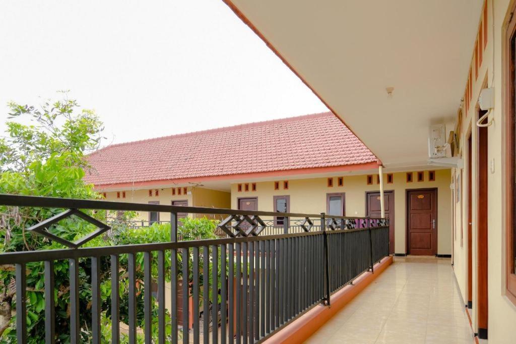 SPOT ON 2826 Panderman Residence Blitar Bagian luar foto