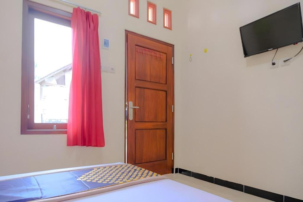 SPOT ON 2826 Panderman Residence Blitar Bagian luar foto