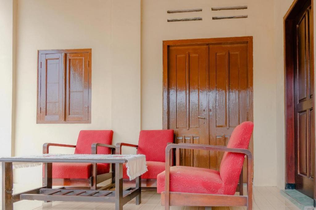 SPOT ON 2826 Panderman Residence Blitar Bagian luar foto