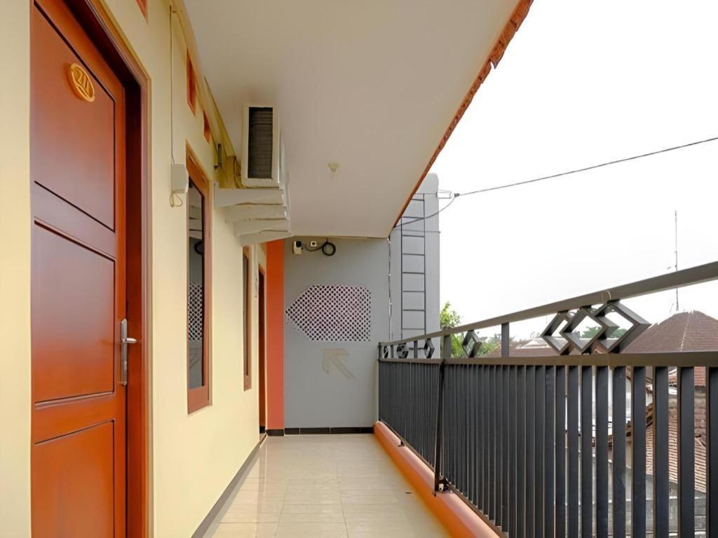 SPOT ON 2826 Panderman Residence Blitar Bagian luar foto