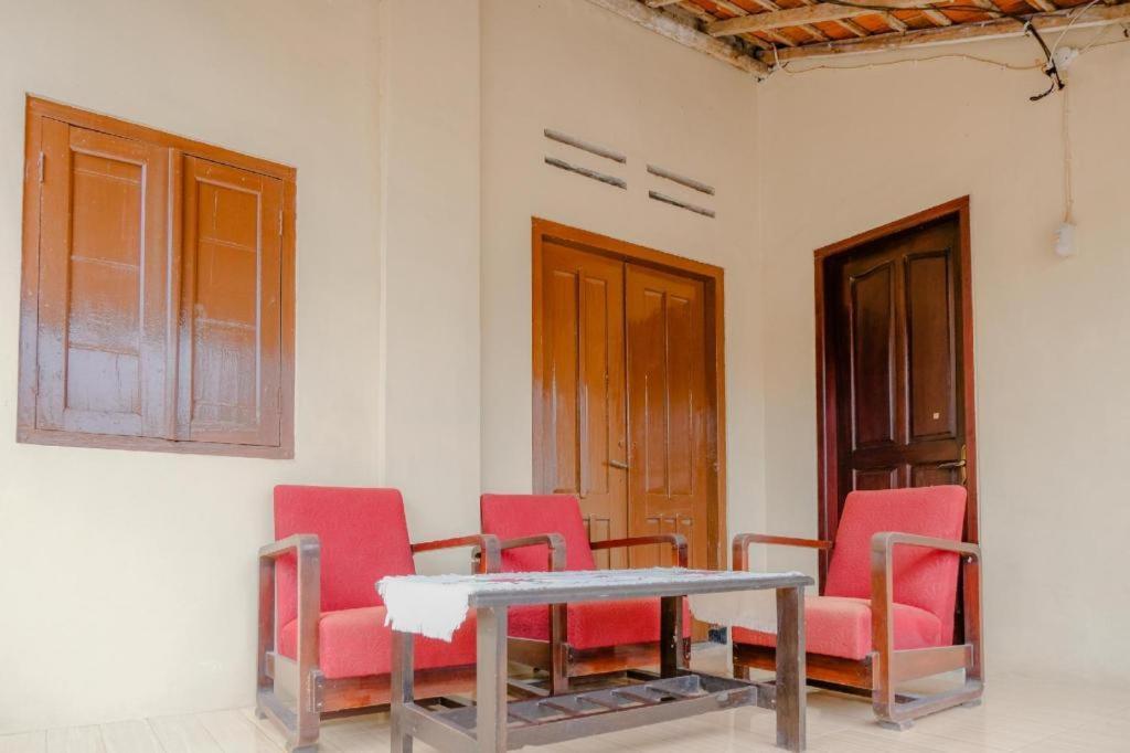 SPOT ON 2826 Panderman Residence Blitar Bagian luar foto