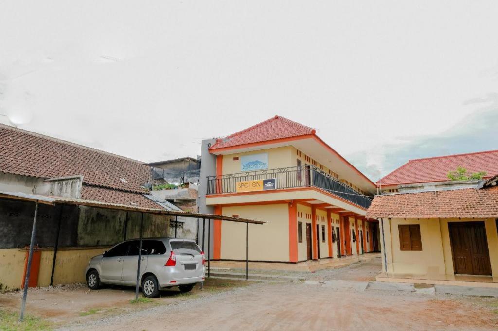 SPOT ON 2826 Panderman Residence Blitar Bagian luar foto