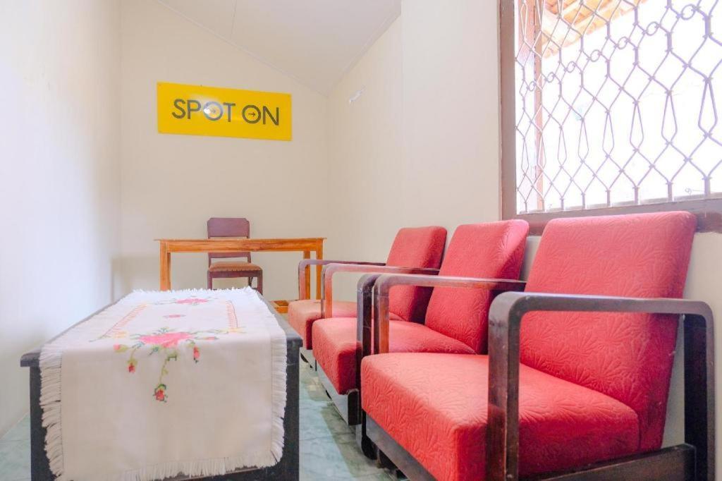 SPOT ON 2826 Panderman Residence Blitar Bagian luar foto