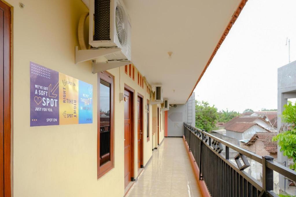 SPOT ON 2826 Panderman Residence Blitar Bagian luar foto