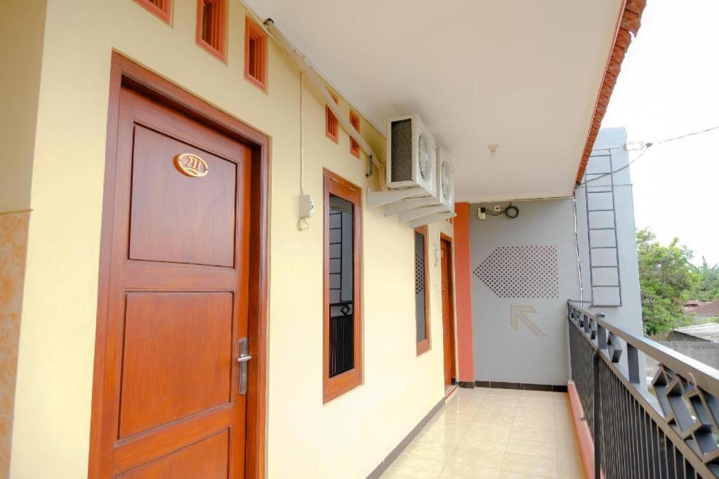 SPOT ON 2826 Panderman Residence Blitar Bagian luar foto