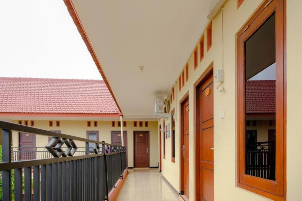 SPOT ON 2826 Panderman Residence Blitar Bagian luar foto