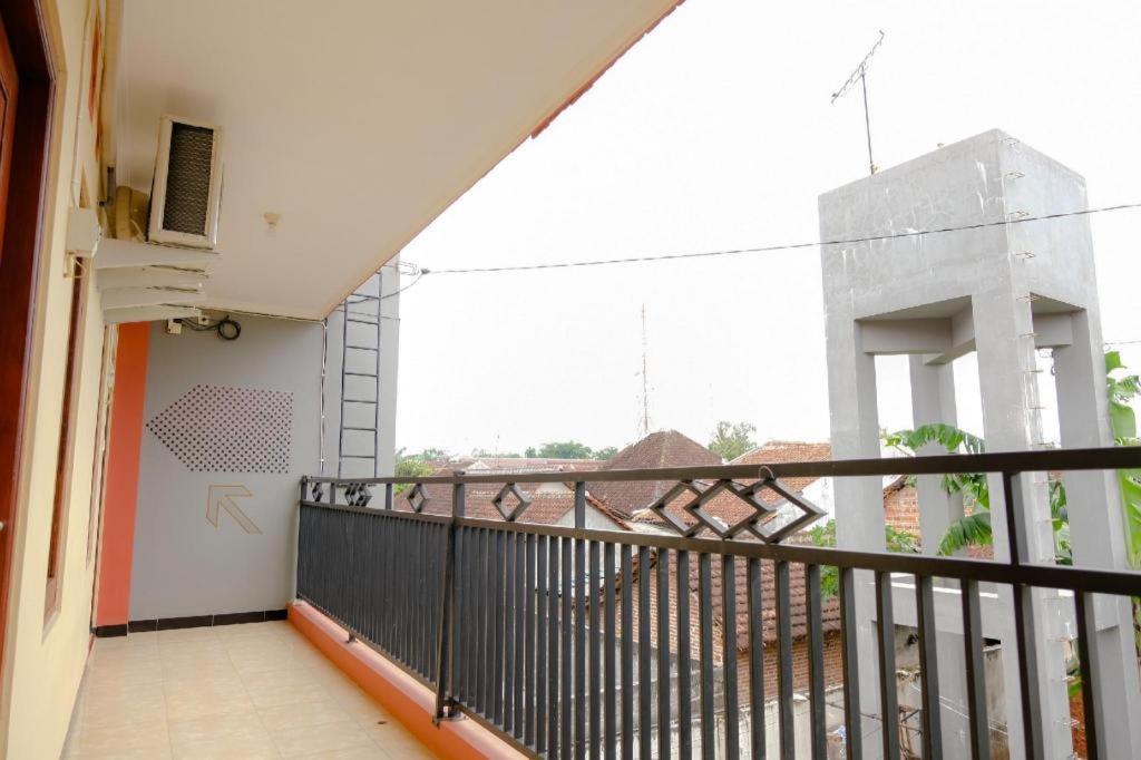 SPOT ON 2826 Panderman Residence Blitar Bagian luar foto
