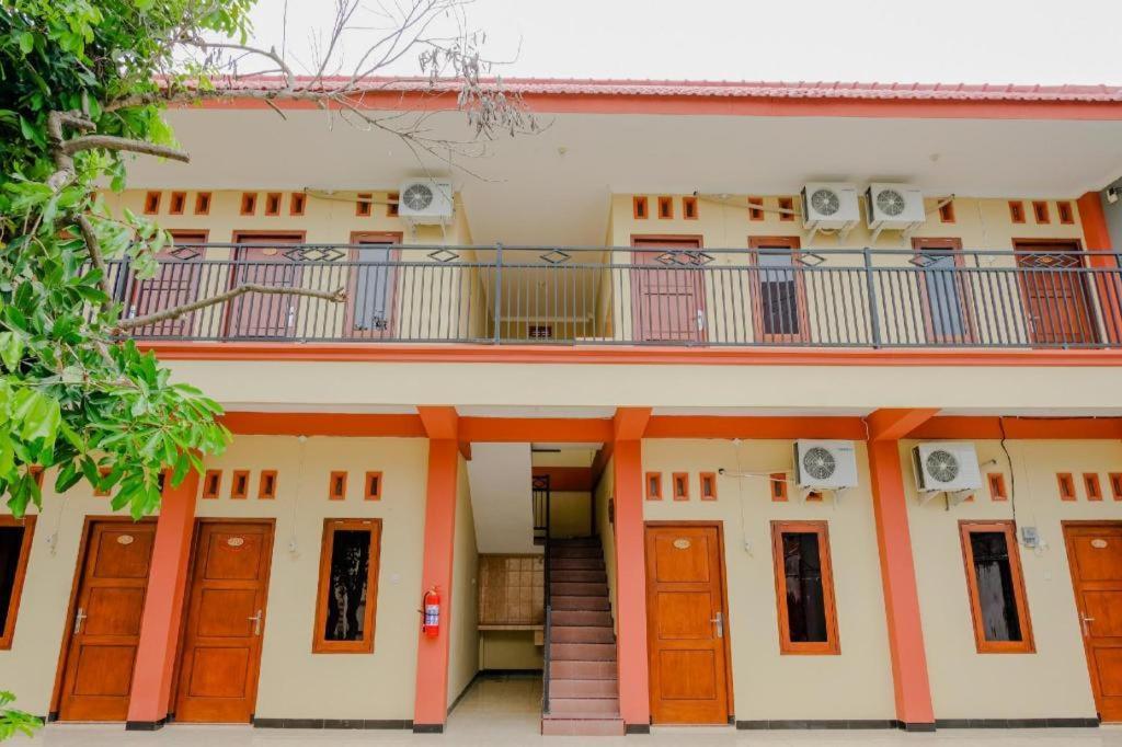 SPOT ON 2826 Panderman Residence Blitar Bagian luar foto